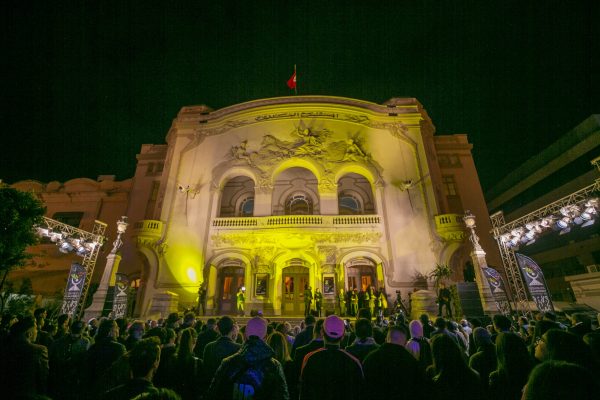 انطلقت، مساء السبت، الدورة الرابعة والعشرون لـ"أيام قرطاج" المسرحية، بالمسرح البلدي بالعاصمة تونس بتحية فلسطين، رافعة شعار "بالمسرح نحيا.. بالفن نقاوم". وبدأ حفل الافتتاح بقراءات شعرية للشاعر الفلسطيني محمود درويش، بصوت كل من الممثل التونسي رؤوف بن عمر والفنانة المسرحية اللبنانية حنان حاج علي. وقبل الافتتاح الرسمي، تجملت واجهة المسرح البلدي بعرض إسباني راقص بعنوان "النهاية". ( Yassine Gaidi - وكالة الأناضول )